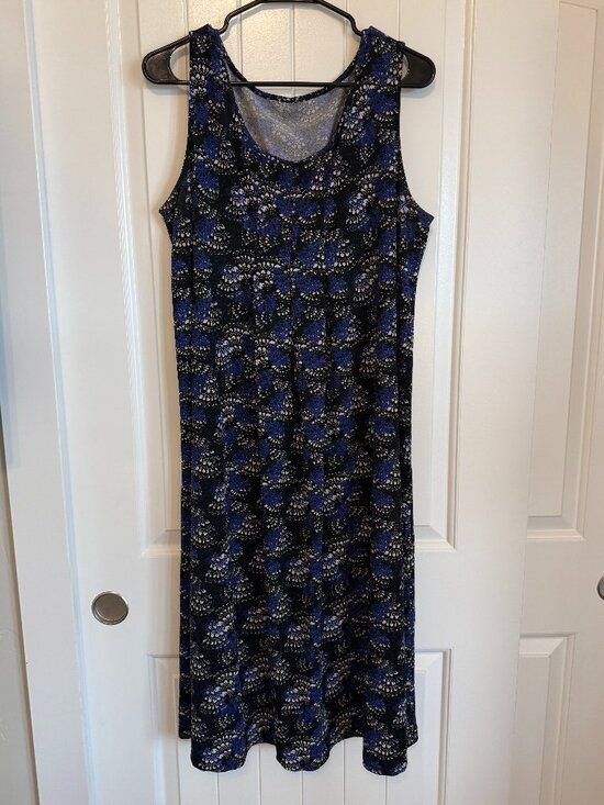 Dresses & Skirts - Sleeveless scoop neck midi dress, a beautiful blue and black lace-style.